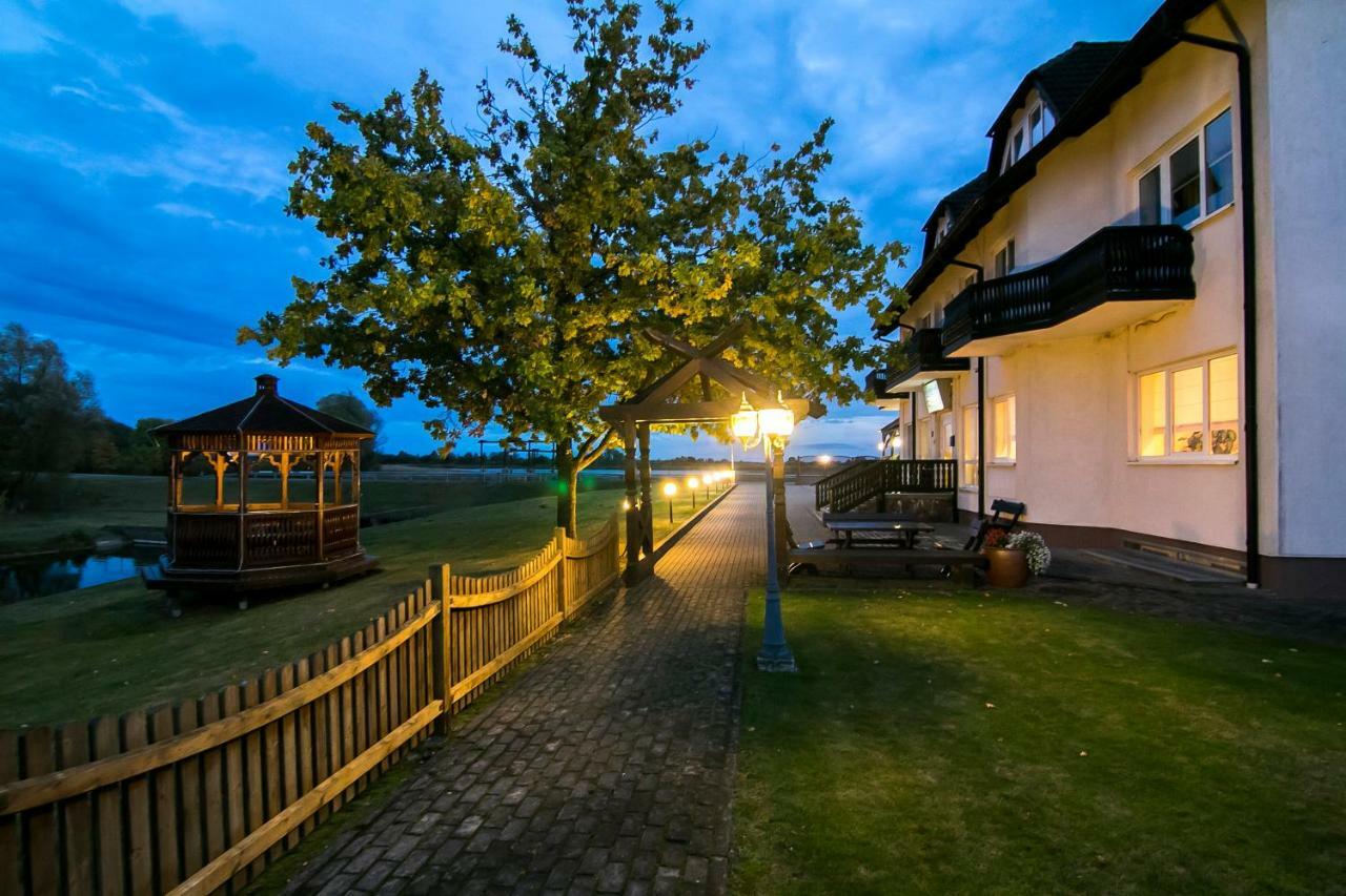 Butenas Hotel Tyla Birzai ภายนอก รูปภาพ